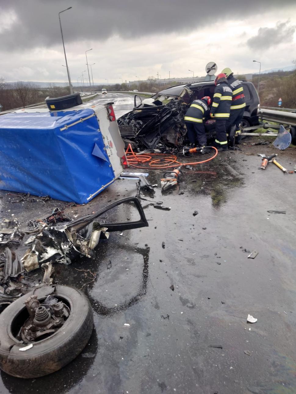 Accident grav pe centura ocolitoare a municipiului Caransebeș. Unul dintre șoferi a murit, iar alte șapte persoane sunt grav rănite 893567