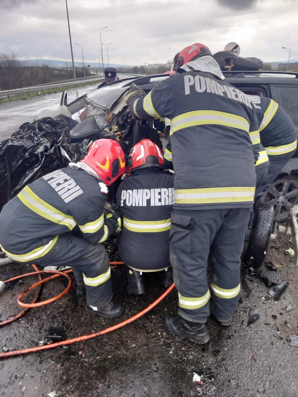 Accident grav pe centura ocolitoare a municipiului Caransebeș. Unul dintre șoferi a murit, iar alte șapte persoane sunt grav rănite 893568