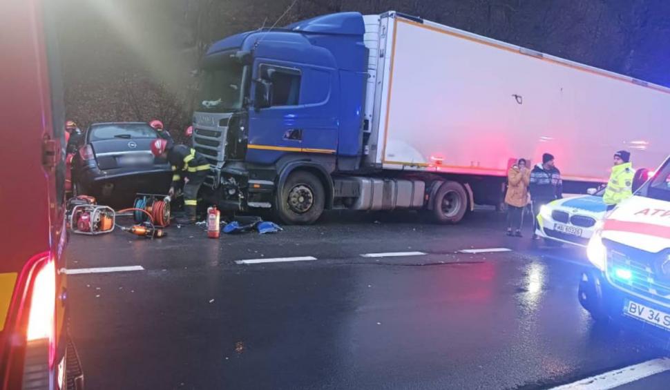 Accident cumplit între un TIR și un automobil, cu șase victime, dintre care trei copii, în Brașov 893600