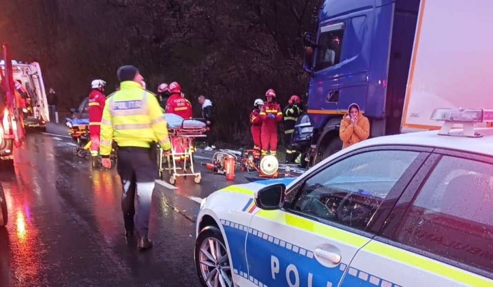 Accident cumplit între un TIR și un automobil, cu șase victime, dintre care trei copii, în Brașov