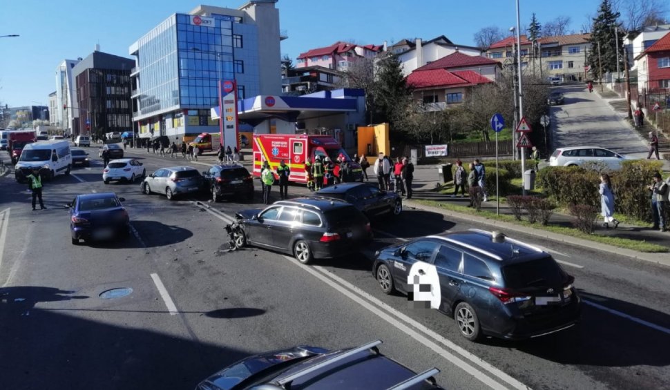 Accident cu cinci mașini, pe o stradă din Cluj-Napoca: Două femei au fost rănite