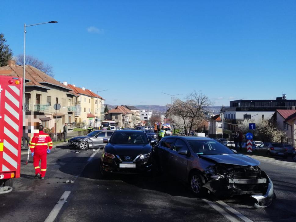 Accident cu cinci mașini, pe o stradă din Cluj-Napoca: Două femei au fost rănite 893675
