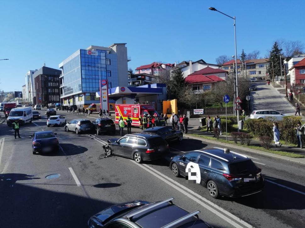 Accident cu cinci mașini, pe o stradă din Cluj-Napoca: Două femei au fost rănite 893676