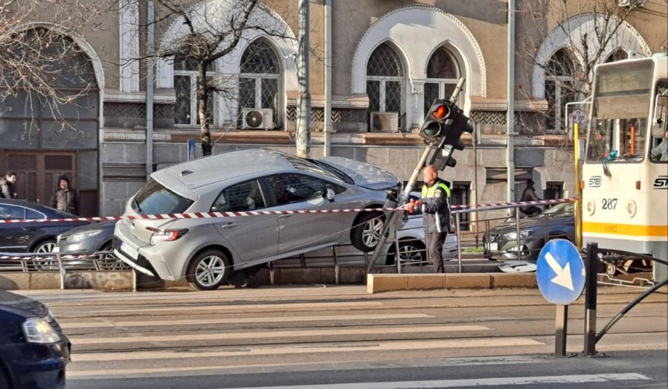 Accident cu trei maşini şi un pieton, în Bucureşti | Victima se afla în staţia de tramvai