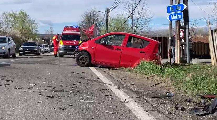 Accident grav cu şase victime, în Gorj! Două maşini s-au ciocnit frontal 893660