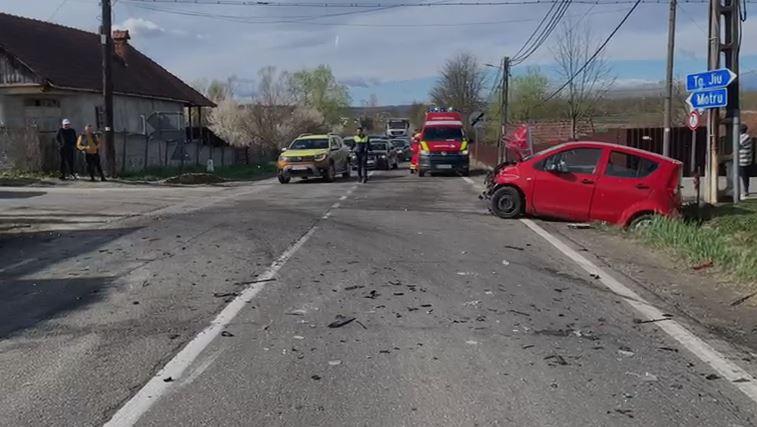 Accident grav cu şase victime, în Gorj! Două maşini s-au ciocnit frontal 893663