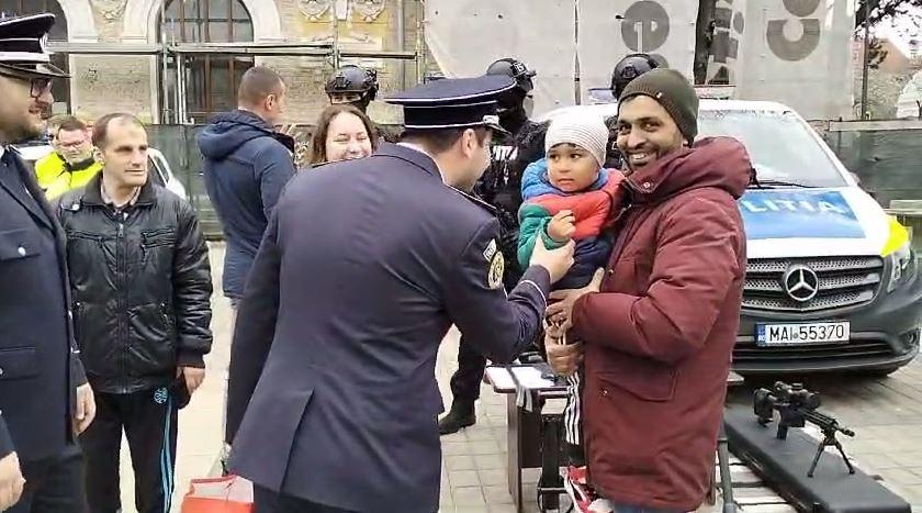 Aryan, întâlnire emoţionantă, de Ziua Poliţiei Române, cu poliţiştii care l-au găsit în pădure 893727