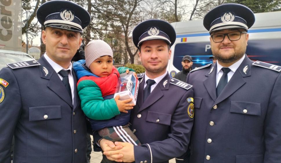 Aryan, întâlnire emoţionantă, de Ziua Poliţiei Române, cu poliţiştii care l-au găsit în pădure 893730