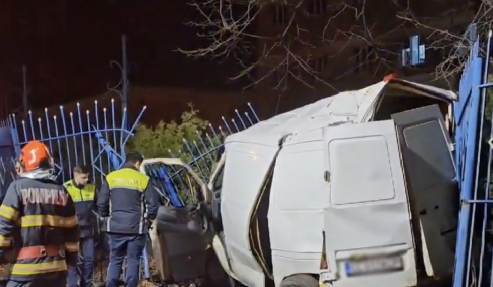 Accident grav la Constanța: O dubă s-a izbit violent de gardul Jandarmeriei | Trei bărbați au fost răniți, iar unul este în comă