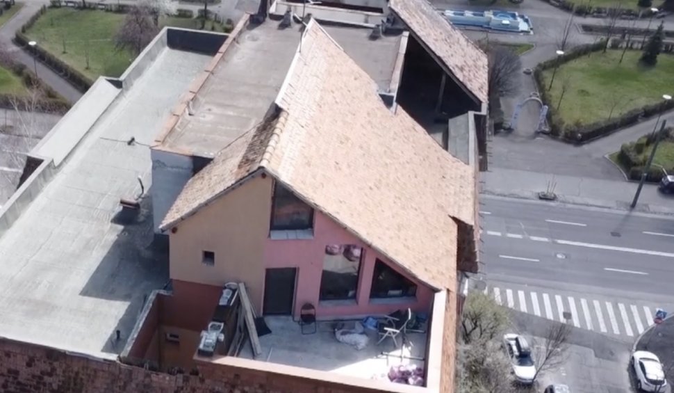 Un bărbat și-a construit o casă pe acoperișul unui bloc cu opt etaje din Brașov. Proprietarul a primit toate avizele
