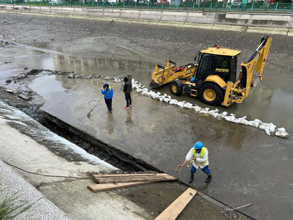 Ce s-a găsit pe fundul Dâmboviței după ce un tronson al râului a fost golit 893976