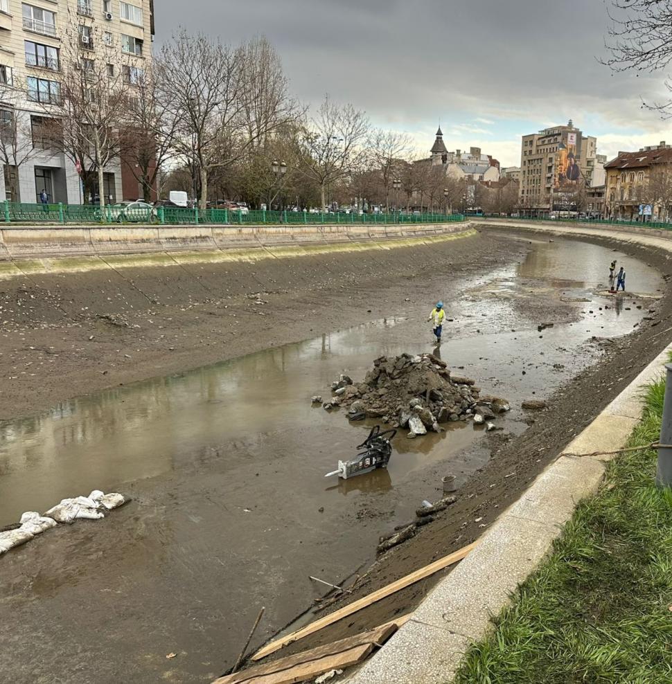 Ce s-a găsit pe fundul Dâmboviței după ce un tronson al râului a fost golit 893979