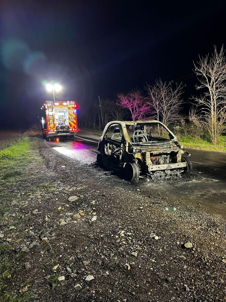 O mașină electrică a luat foc în mers și a ars complet, din cauza unui scurtcircuit, pe un drum din Timiș 893911
