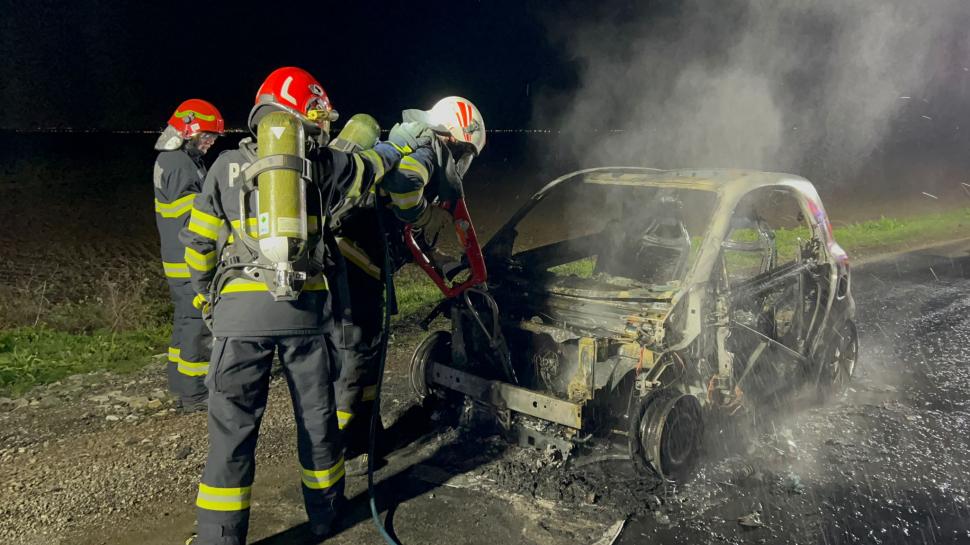O mașină electrică a luat foc în mers și a ars complet, din cauza unui scurtcircuit, pe un drum din Timiș 893912