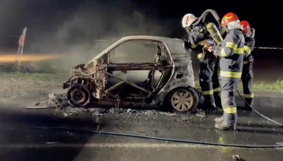 O mașină electrică a luat foc în mers și a ars complet, din cauza unui scurtcircuit, pe un drum din Timiș 893913