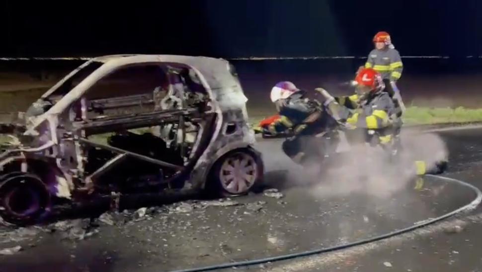 O mașină electrică a luat foc în mers și a ars complet, din cauza unui scurtcircuit, pe un drum din Timiș 893914