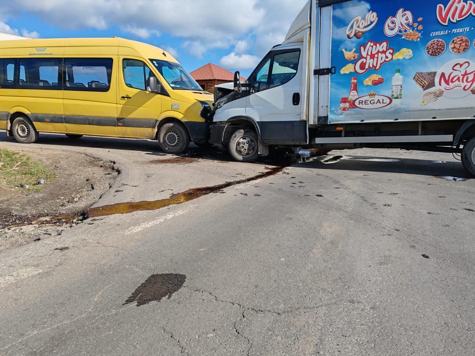 Un microbuz plin cu elevi, oprit la stop, a fost lovit de alte două vehicule, în Covasna 893865