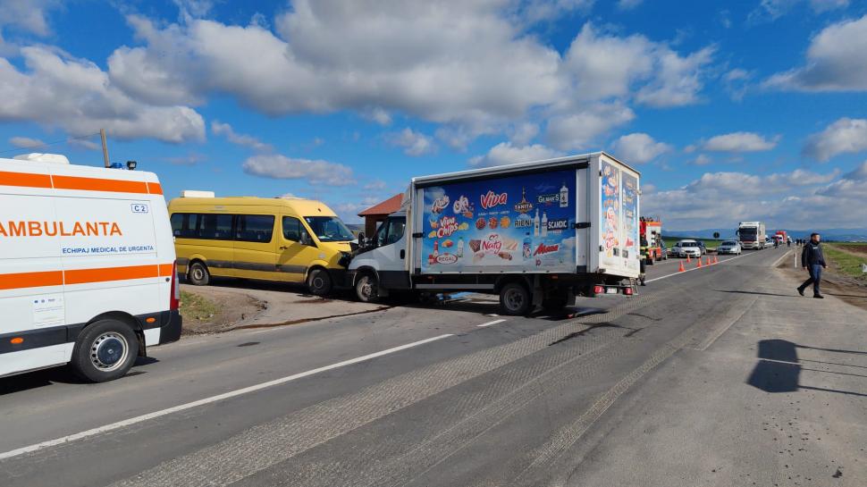 Un microbuz plin cu elevi, oprit la stop, a fost lovit de alte două vehicule, în Covasna 893866