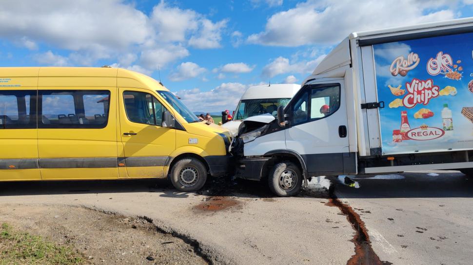 Un microbuz plin cu elevi, oprit la stop, a fost lovit de alte două vehicule, în Covasna 893867