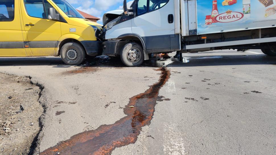 Un microbuz plin cu elevi, oprit la stop, a fost lovit de alte două vehicule, în Covasna 893868