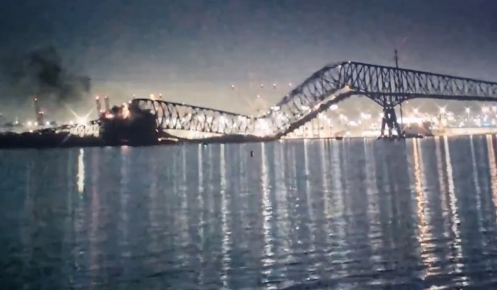 Un pod de 3 kilometri s-a prăbușit în apă, cu tot cu oameni și mașini, după ce a fost lovit de o navă, în orașul Baltimore din SUA. Momentul a fost filmat