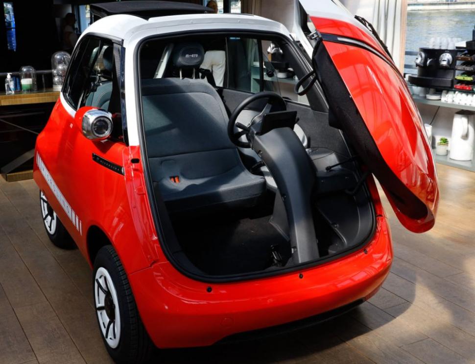 Preţul pe care îl are Microlino, micro-maşina care a început să facă senzaţie pe străzile din România. Este foarte uşor de parcat 894255