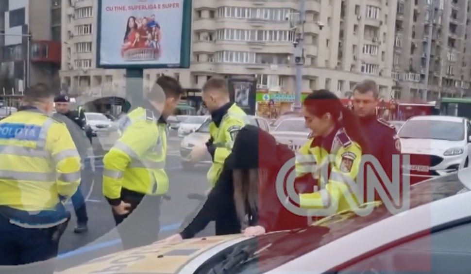 Momentul în care o femeie este încătușată în fața Guvernului. Detalii despre operațiunea polițiștilor din București