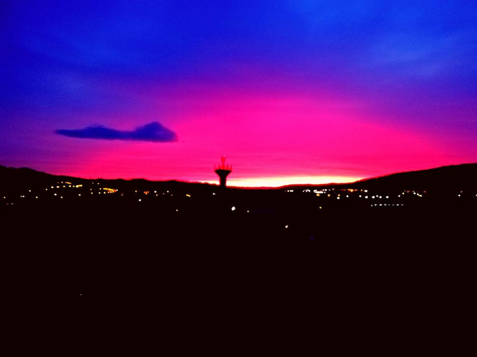 Fenomen spectaculos pe cerul României! Răsărit roșu sau roz intens, cu particule de praf saharian, surprins în mai multe orașe din țară 894058