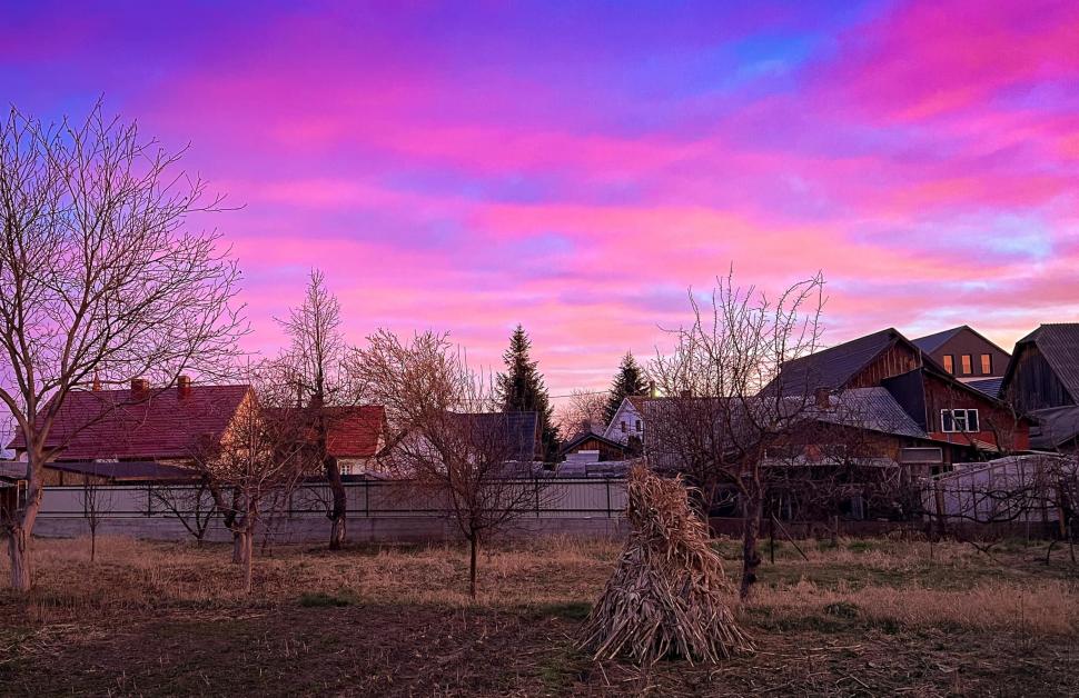 Fenomen spectaculos pe cerul României! Răsărit roșu sau roz intens, cu particule de praf saharian, surprins în mai multe orașe din țară 894060