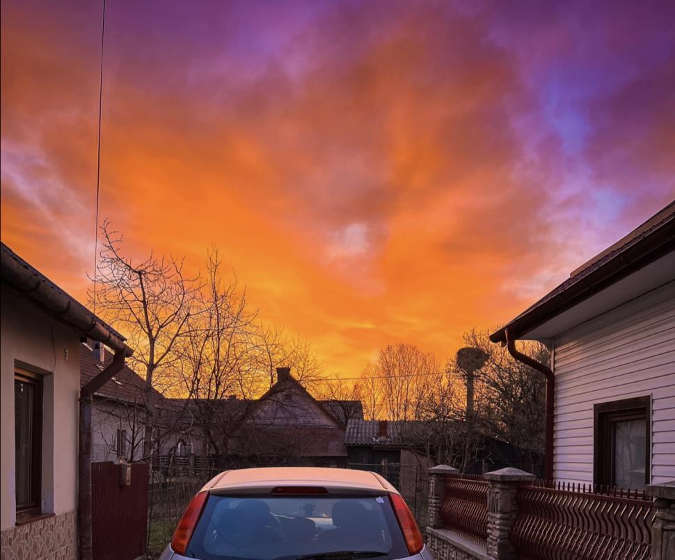 Fenomen spectaculos pe cerul României! Răsărit roșu sau roz intens, cu particule de praf saharian, surprins în mai multe orașe din țară 894062