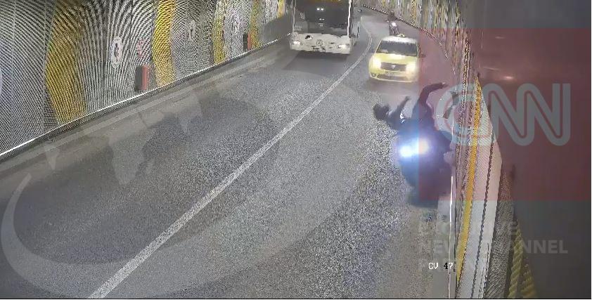 Imagini teribile de la accidentul din Pasajul Unirii, Bucureşti. Momentul în care motociclistul se izbeşte de pereţi 894072