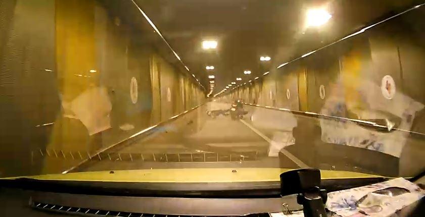 Imagini teribile de la accidentul din Pasajul Unirii, Bucureşti. Momentul în care motociclistul se izbeşte de pereţi 894073