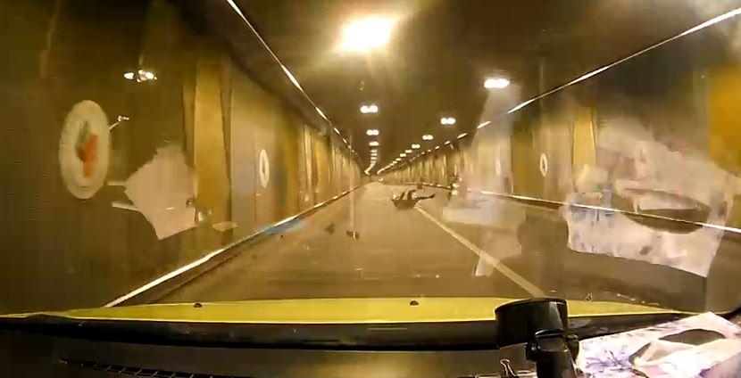 Imagini teribile de la accidentul din Pasajul Unirii, Bucureşti. Momentul în care motociclistul se izbeşte de pereţi 894074