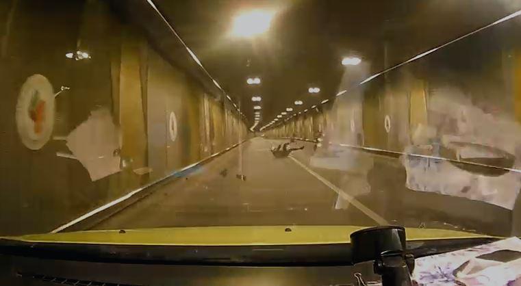 Imagini teribile de la accidentul din Pasajul Unirii, Bucureşti. Momentul în care motociclistul se izbeşte de pereţi 894075