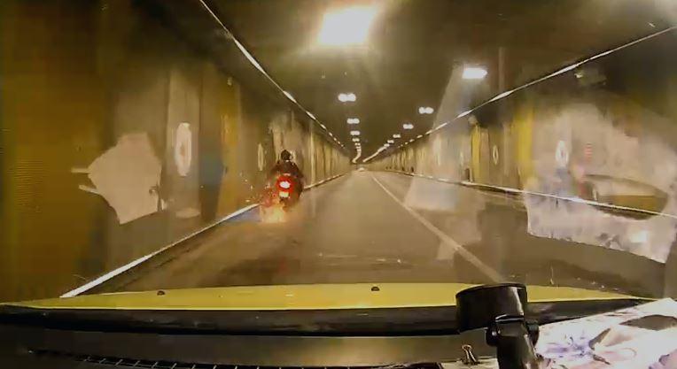 Imagini teribile de la accidentul din Pasajul Unirii, Bucureşti. Momentul în care motociclistul se izbeşte de pereţi 894076