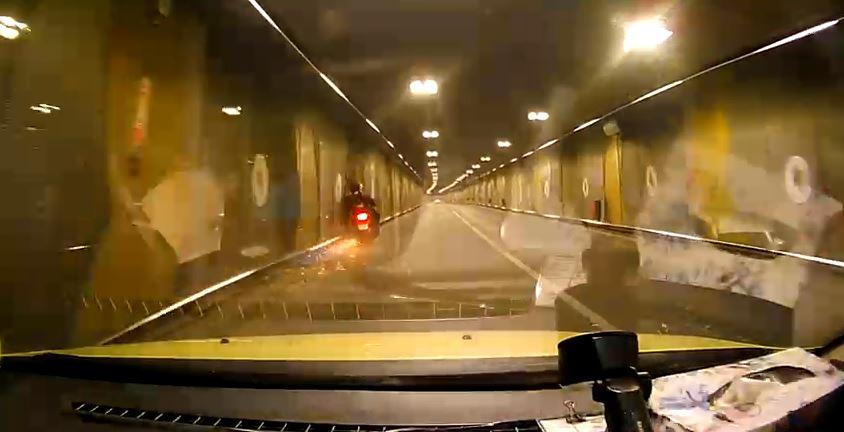 Imagini teribile de la accidentul din Pasajul Unirii, Bucureşti. Momentul în care motociclistul se izbeşte de pereţi 894077