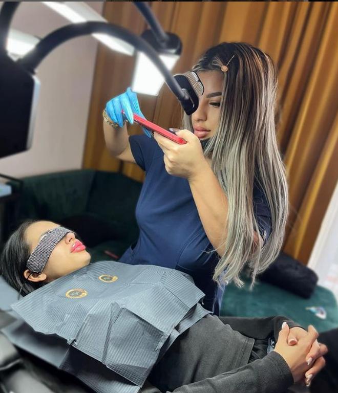 Ea este Nicoleta, tânăra care se dădea medic şi făcea intervenții de chirurgie plastică. Poliţiştii i-au făcut o vizită azi!   894151