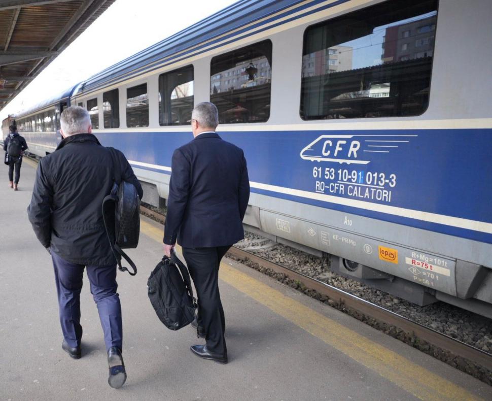 A început campania electorală: Nicolae Ciucă și Lucian Bode au mers cu trenul la Brașov 894199