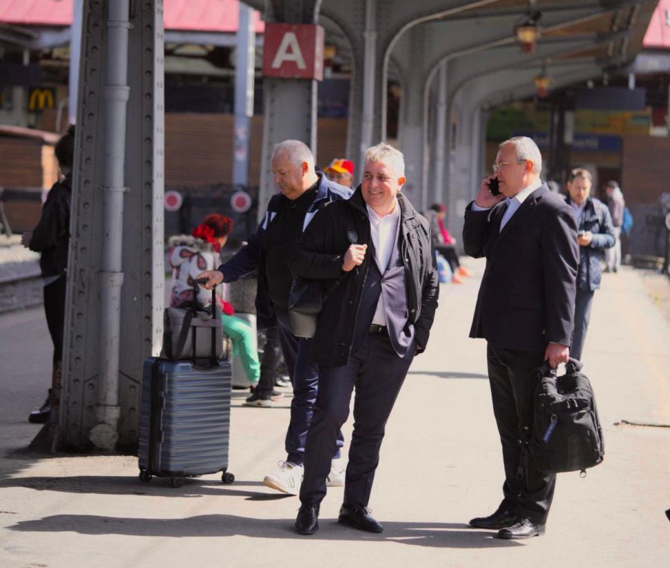 A început campania electorală: Nicolae Ciucă și Lucian Bode au mers cu trenul la Brașov 894200