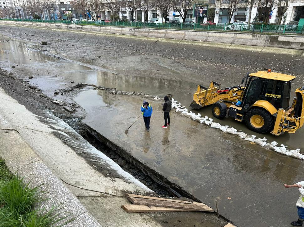 Râul Dâmbovița, transformat într-o groapă de gunoi. Trotinete și sute de deșeuri au ieșit la iveală după ce nivelul apei a fost scăzut 894026