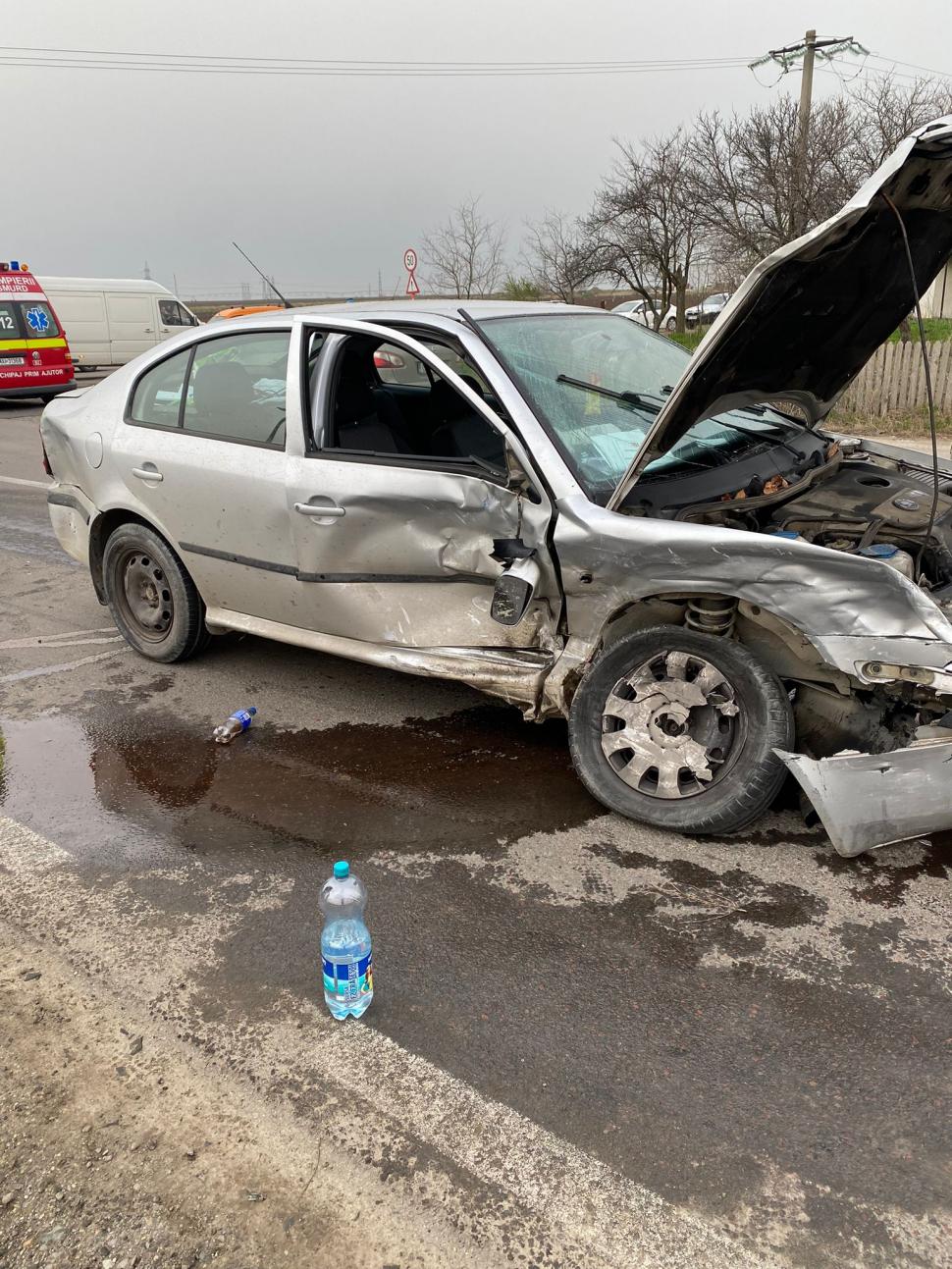 Accident rutier între trei maşini, pe DN3C, în Constanţa! Trei bărbaţi au ajuns la spital 894238