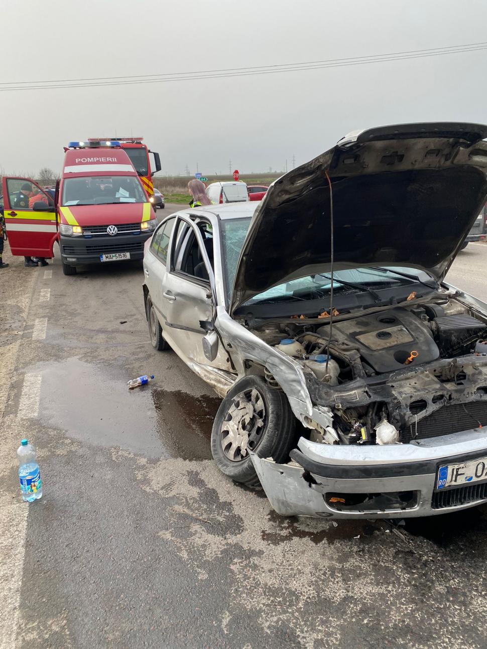Accident rutier între trei maşini, pe DN3C, în Constanţa! Trei bărbaţi au ajuns la spital 894239