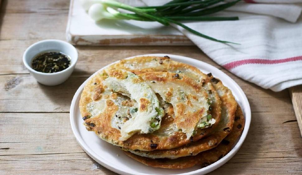 Turte cu ceapă verde, rețetă de post. Se prepară ușor și este nevoie de doar cinci ingrediente 894164