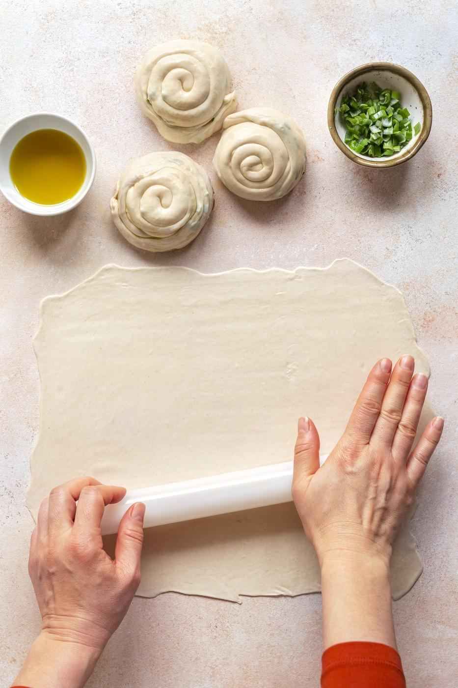 Turte cu ceapă verde, rețetă de post. Se prepară ușor și este nevoie de doar cinci ingrediente 894166