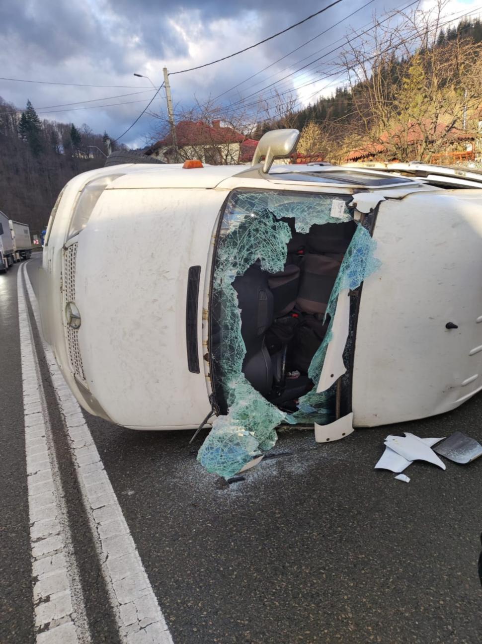 Accident grav în Suceava! Un microbuz cu ucraineni s-a răsturnat 894454