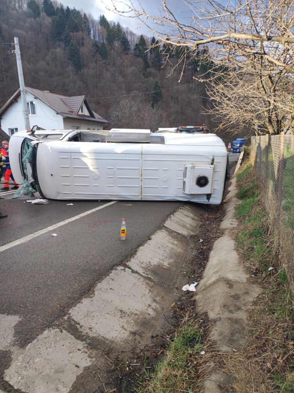 Accident grav în Suceava! Un microbuz cu ucraineni s-a răsturnat 894456