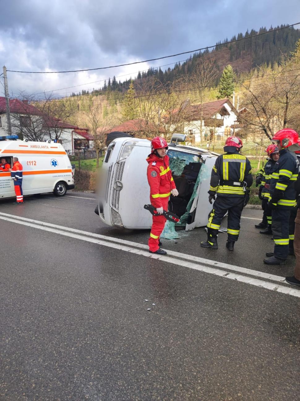 Accident grav în Suceava! Un microbuz cu ucraineni s-a răsturnat 894457