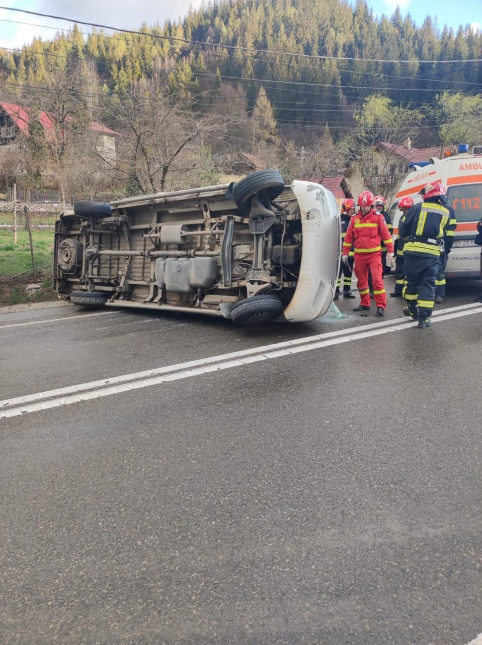 Accident grav în Suceava! Un microbuz cu ucraineni s-a răsturnat 894458
