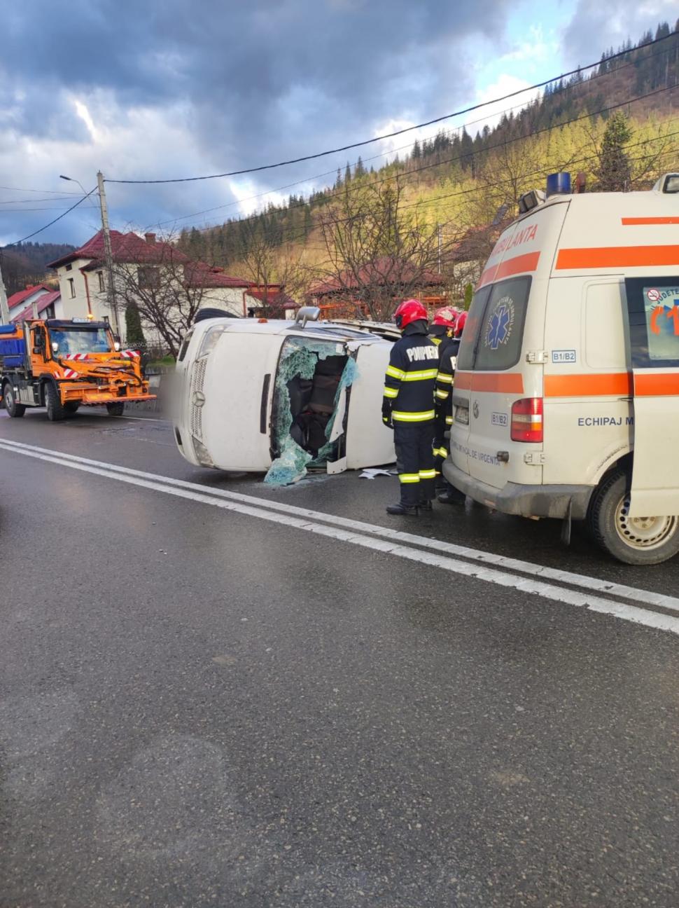 Accident grav în Suceava! Un microbuz cu ucraineni s-a răsturnat 894459
