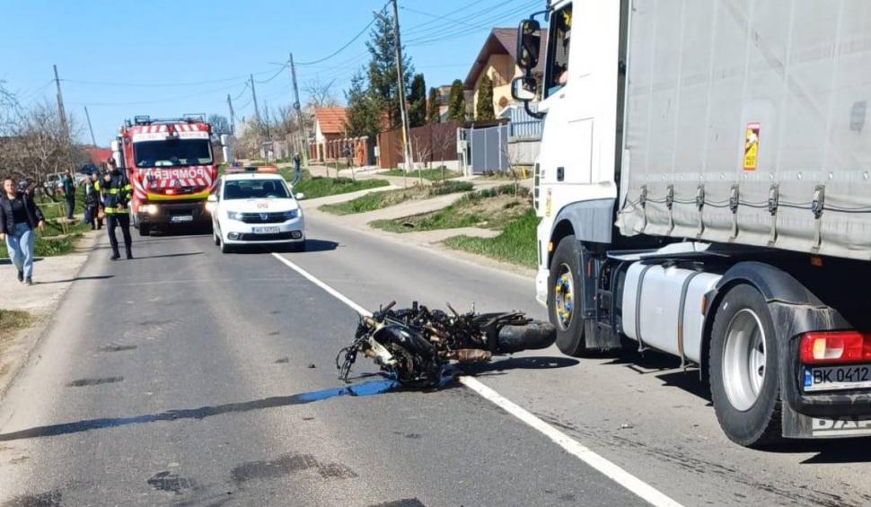 Un bărbat a murit pe loc după ce a intrat cu motocicleta într-un cap de pod, în Iași 894594